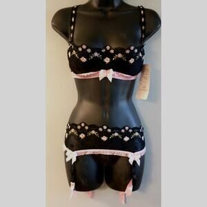 Feminine Sexy Sz 38 Bra & Garter Belt Pink Rose & Black Lace Valentine's Day